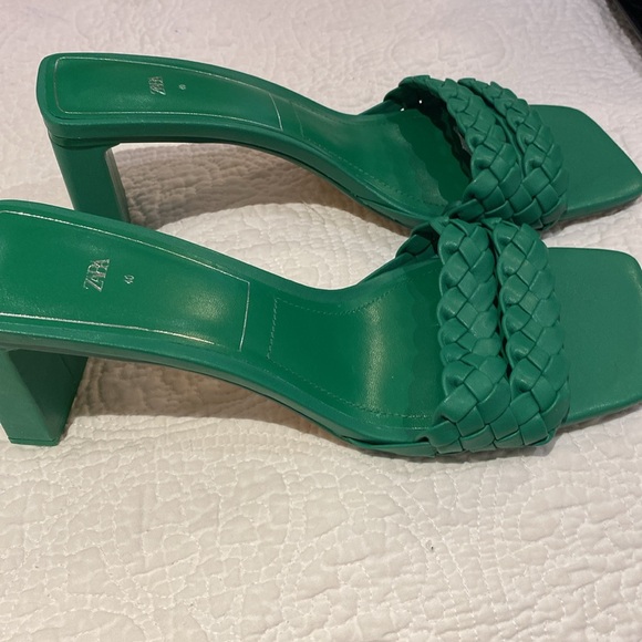 Beautiful emerald green ZARA Sandals- gently used - Picture 4 of 4